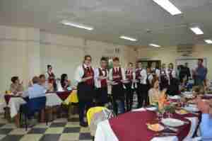Studenti e studentesse dell'Iptc servono il pranzo di ringraziamento
