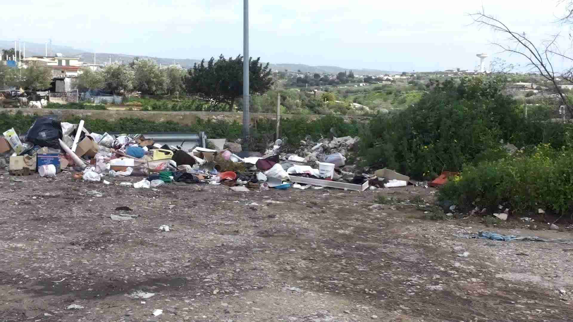 Rifiuti in fiamme nell’area comunale di contrada Perpetua