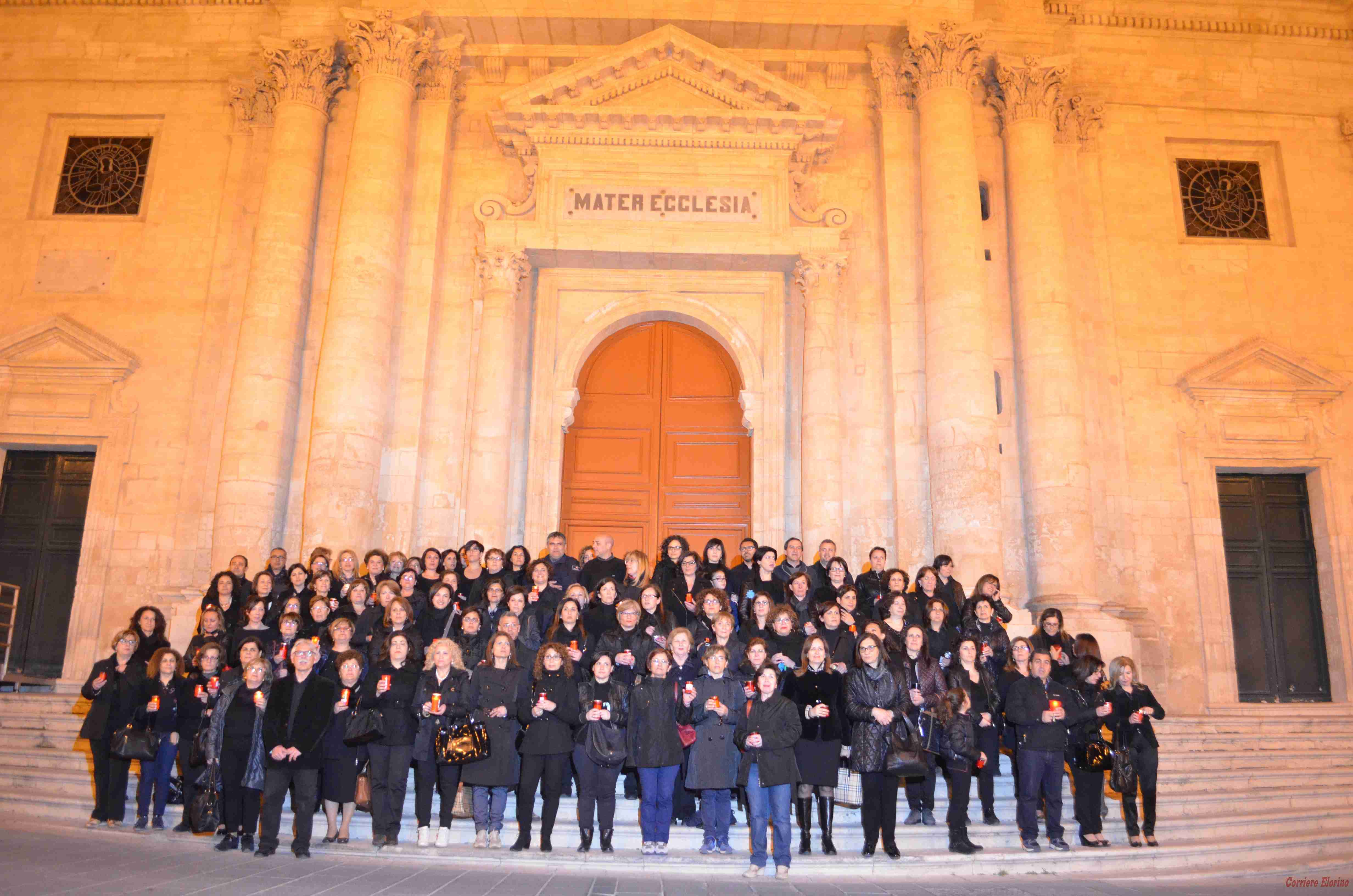 Vestiti di nero, con un lumino acceso in mano. Flash mob dei docenti di Rosolini contro la riforma renziana