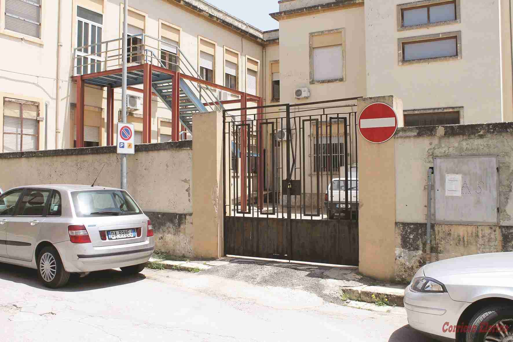 Cancello chiuso: uffici comunali off limits per disabili e carrozzine