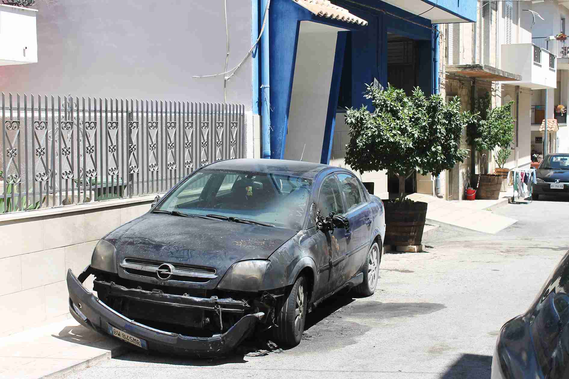 Intimidazione ad un giovane artigiano, incendiata la sua Opel Vectra