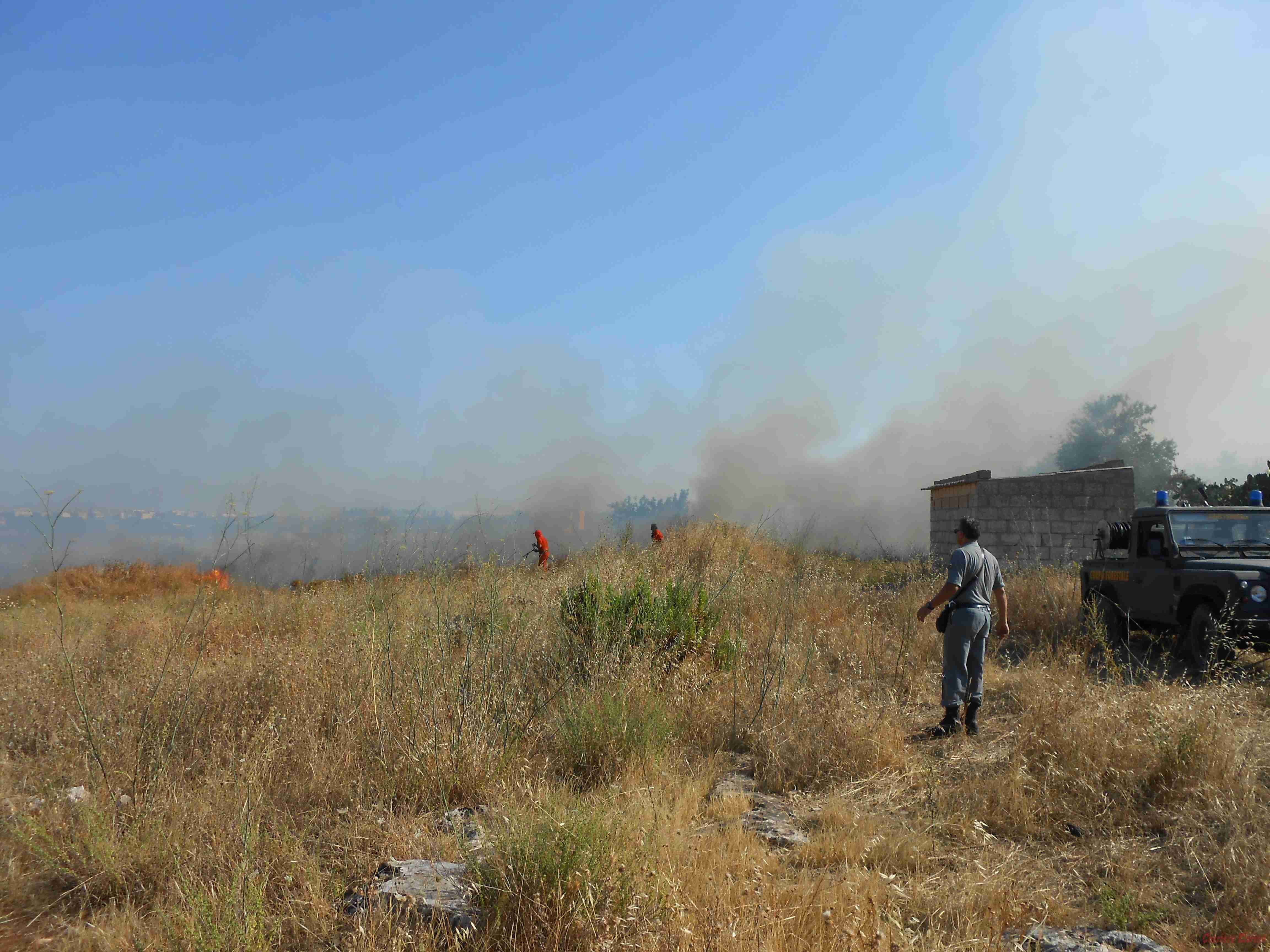 La squadra antincendio del Corpo forestale evita il peggio: domate le fiamme che hanno divorato circa 100 ettari di macchia mediterranea