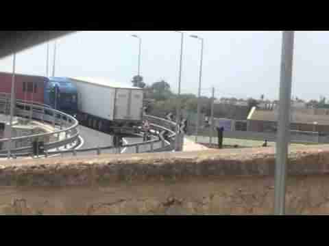 Cavalcaferrovia: due Tir bloccati sul ponte. Il video amatoriale