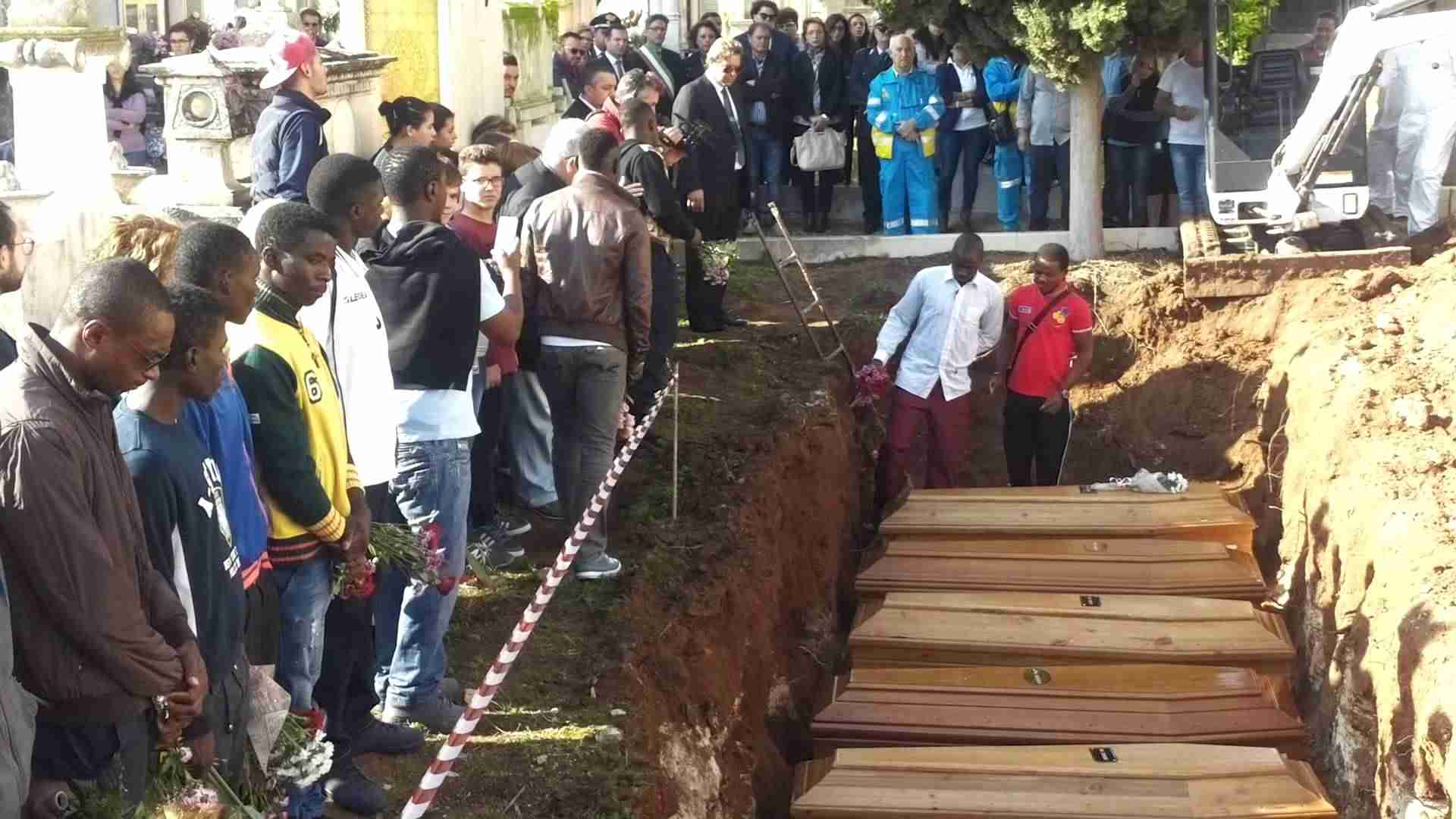 Stamattina al cimitero comunale i funerali dei dieci migranti annegati il 18 aprile scorso