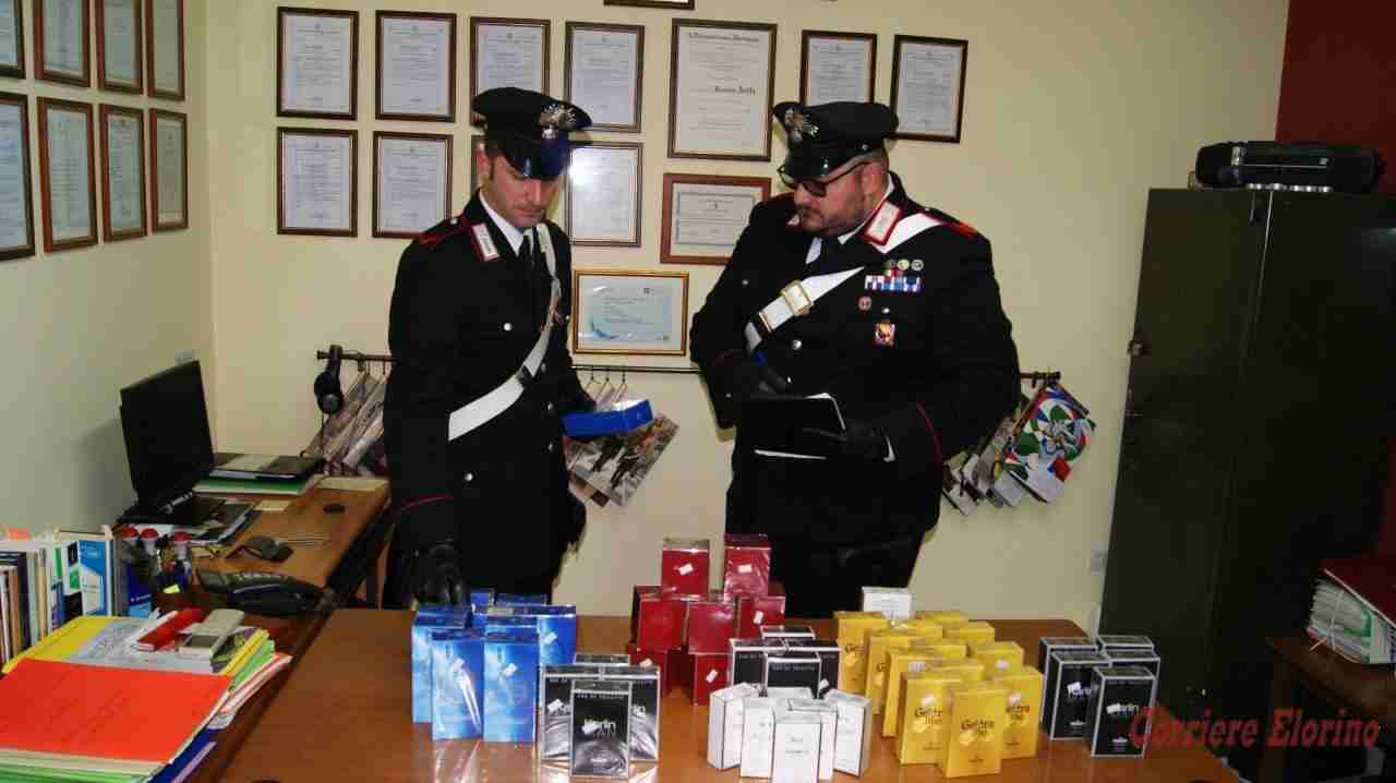 Fermati dai Carabinieri, nascondevano nel bagagliaio 50 confezioni di profumo contraffatte