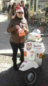 Cettina Cavallo con il premio "Donna in vespa".