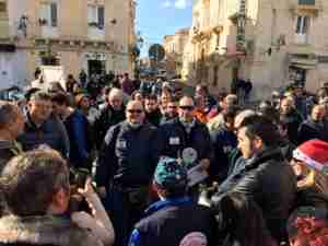 Luigi Fratantonio e Matteo Meli con la targa di partecipazione consegnata al Vespa Club Rosolini.