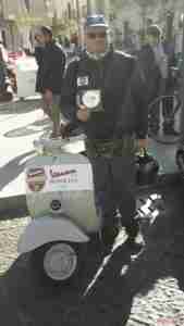 Matteo Meli con la targa "Vespa particolare".