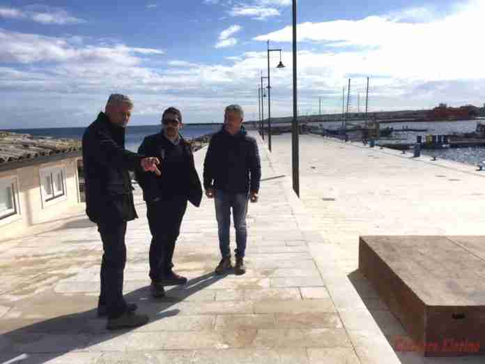 Molo Didascalia foto: da sinistra il rup, geom. Tonino Dinatale, il sindaco, Roberto Bruno e il collaudatore, ing. Paolino Greco.