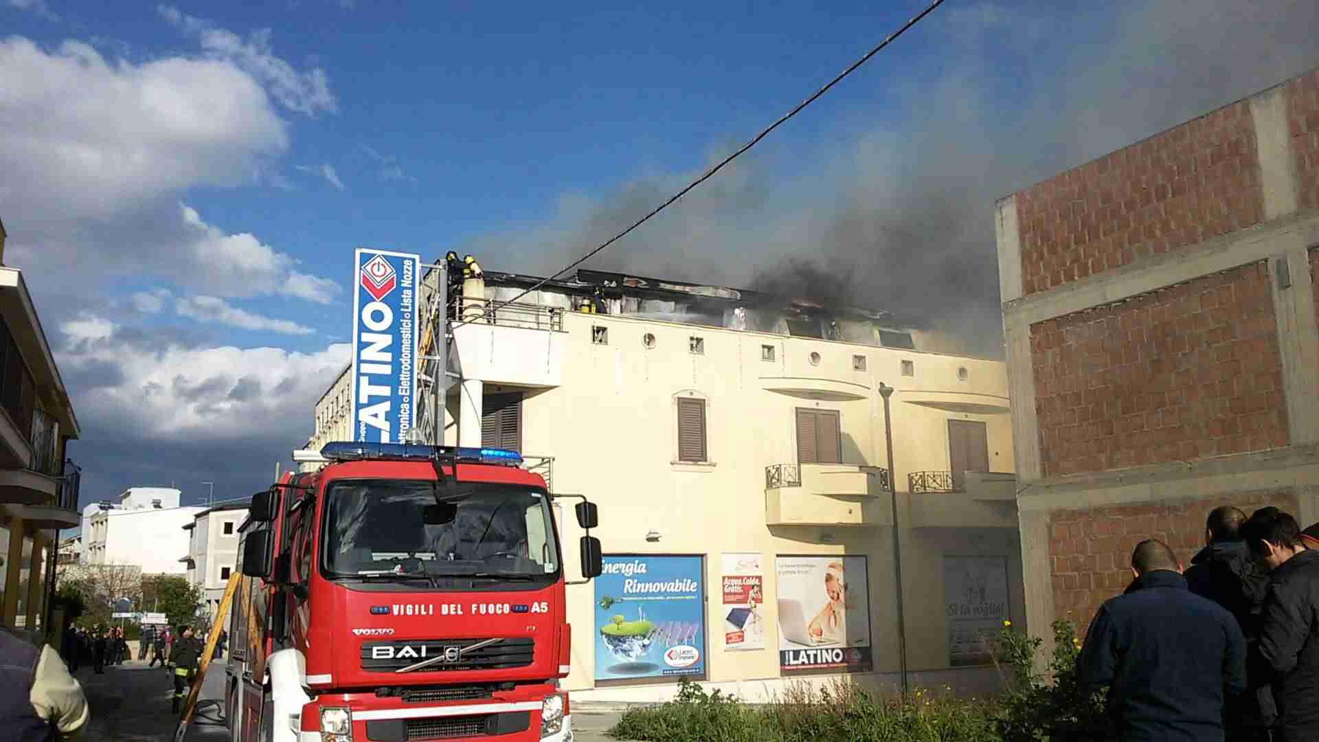 Incendio nel negozio “Latino Impianti” – video