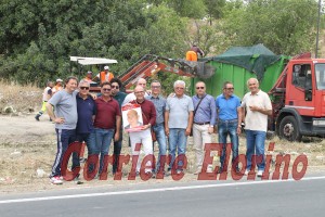 I membri del Pd di Rosolini nel corso della bonifica sulla strada provinciale Rosolini-Pachino