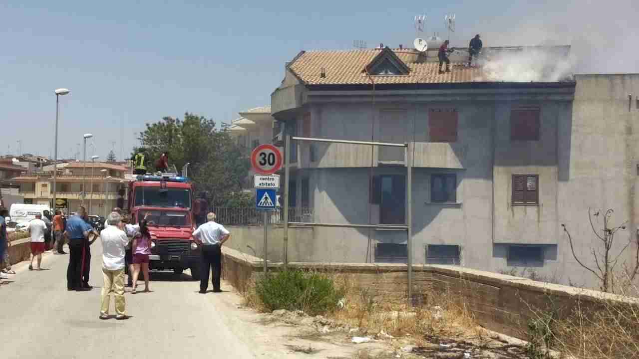 Sterpaglie in fiamme, brucia il tetto di un immobile di Corso Savoia