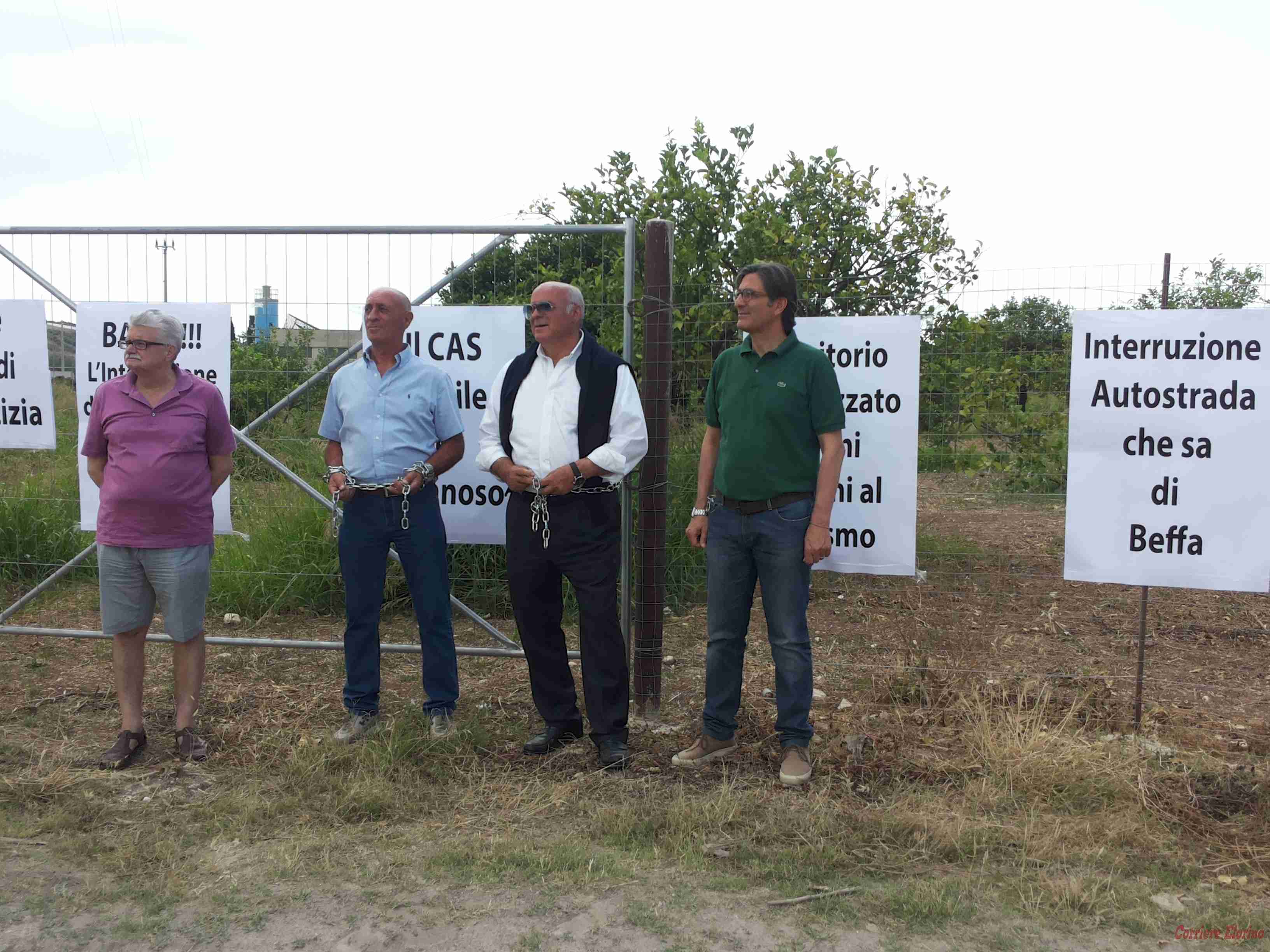 Autostrada Siracusa-Rosolini un “cantiere eterno”. Gennuso si incatena simbolicamente per protesta