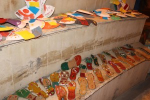 foto di Peppe Calvo - sandali realizzati dai ragazzi