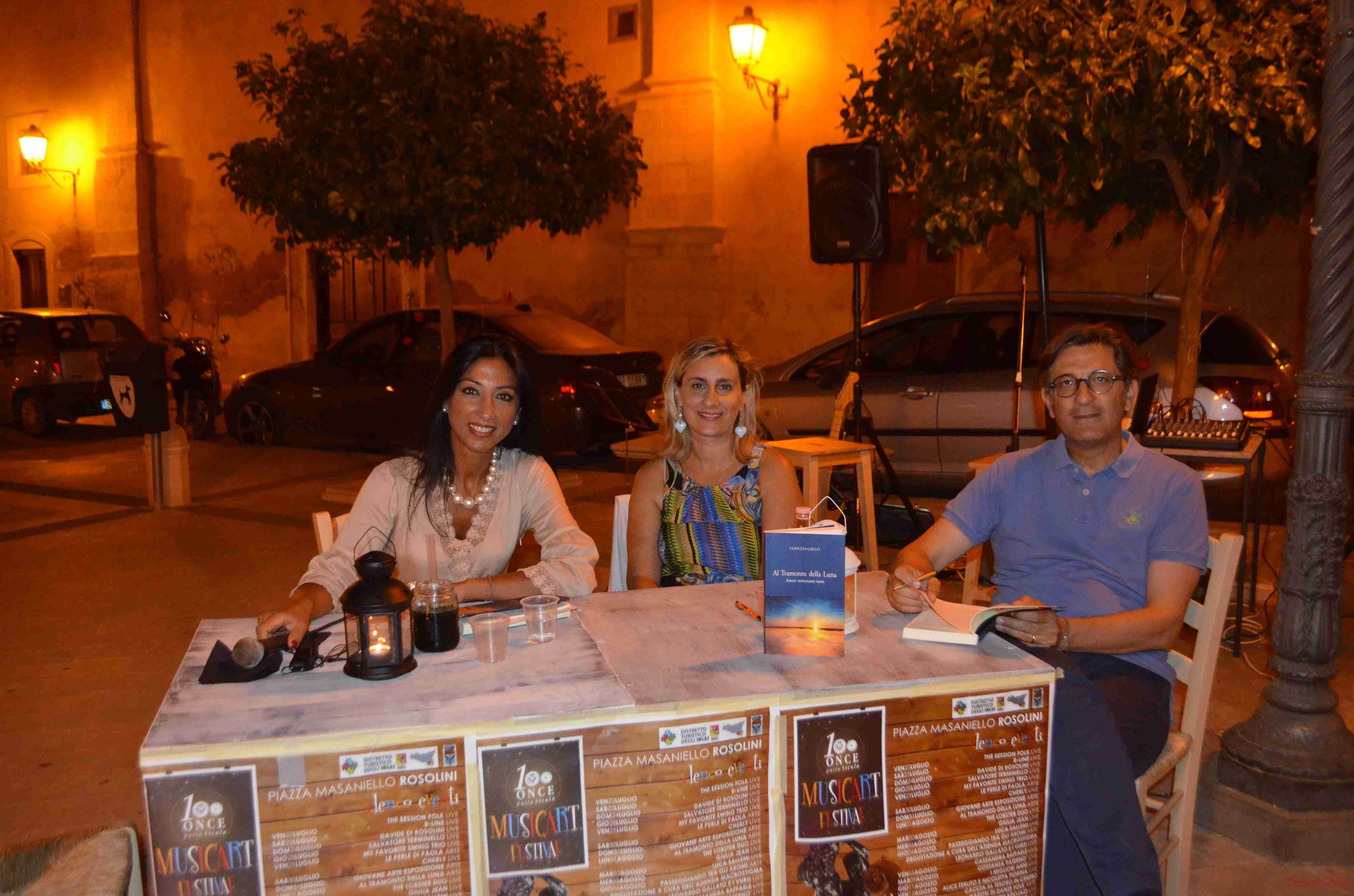 “Al tramonto della luna” romanzo d’esordio della scrittrice Concita Gallo impreziosisce l’estate rosolinese di Piazza Masaniello