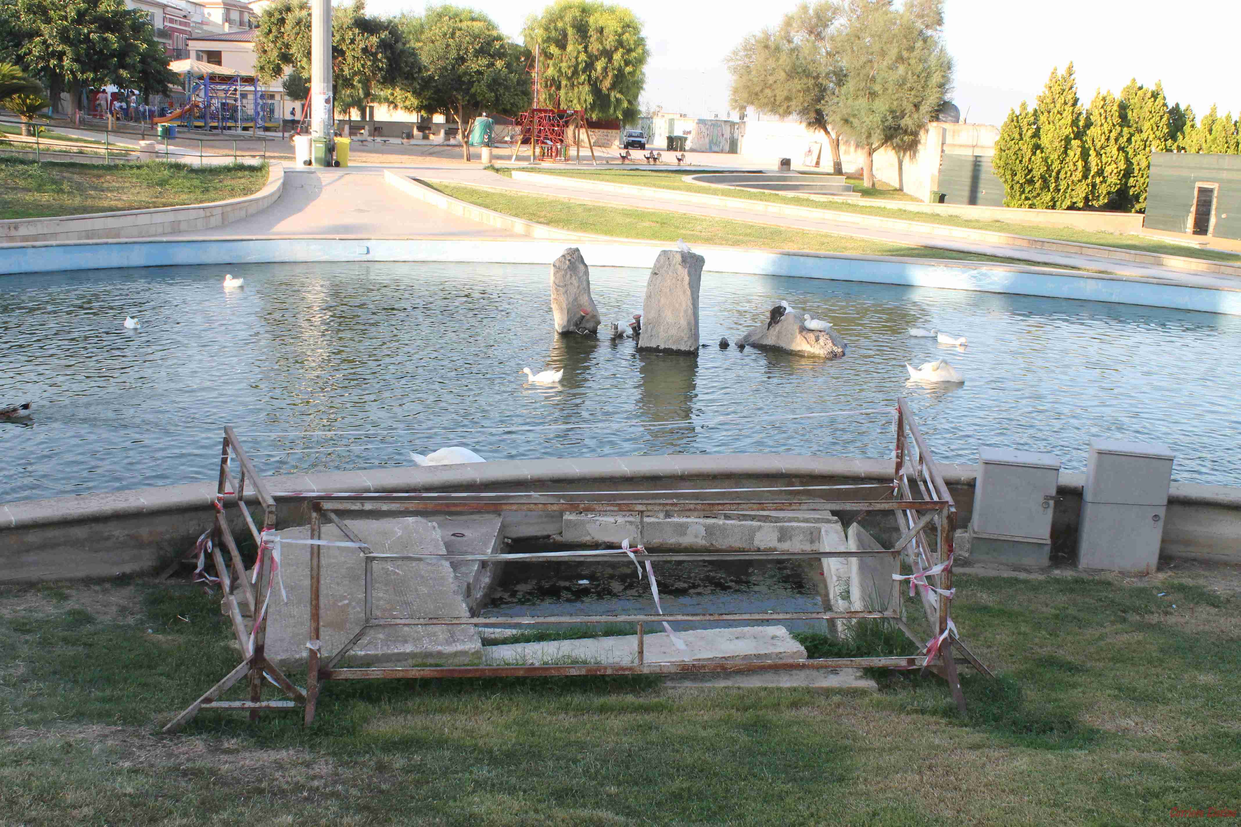 Parco “Giovanni Paolo II”, buca profonda 2 metri accanto alla “vasca delle paperelle”