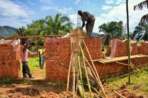 La costruzione della sala polivalente nella parrocchia di Manguredjipa