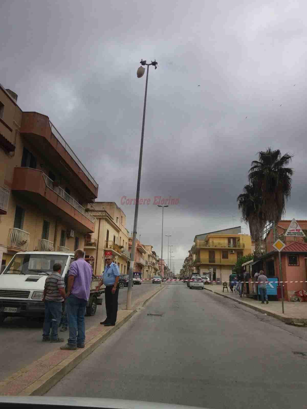 Trattore urta un palo della luce. Cade lampada in via Gonzaga