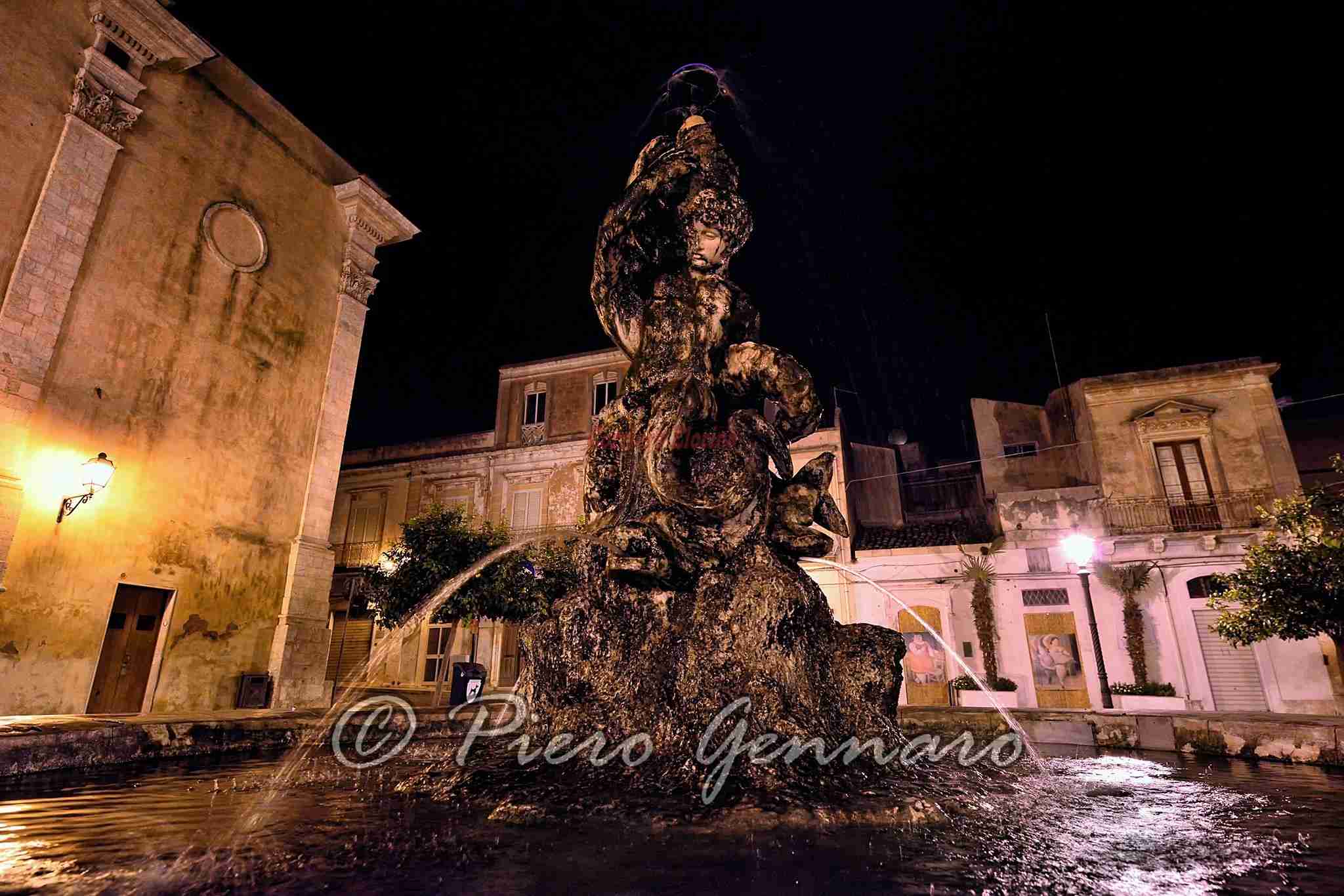 Ritorna l’acqua nella fontana del “Tritone” di piazza Masaniello