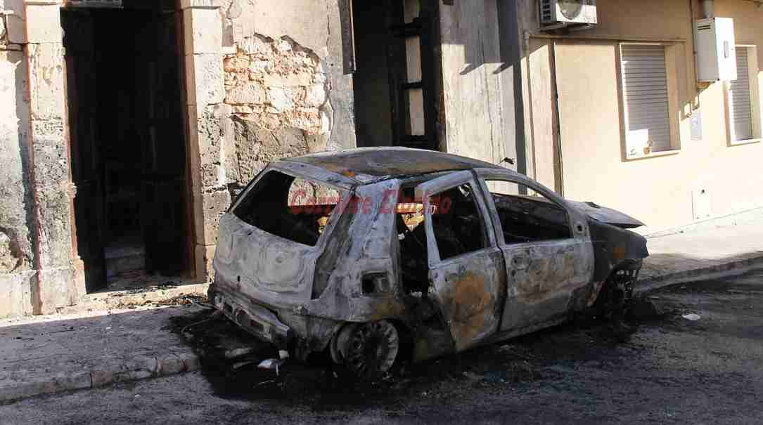 Fiat “Punto” in fiamme nella notte a Rosolini