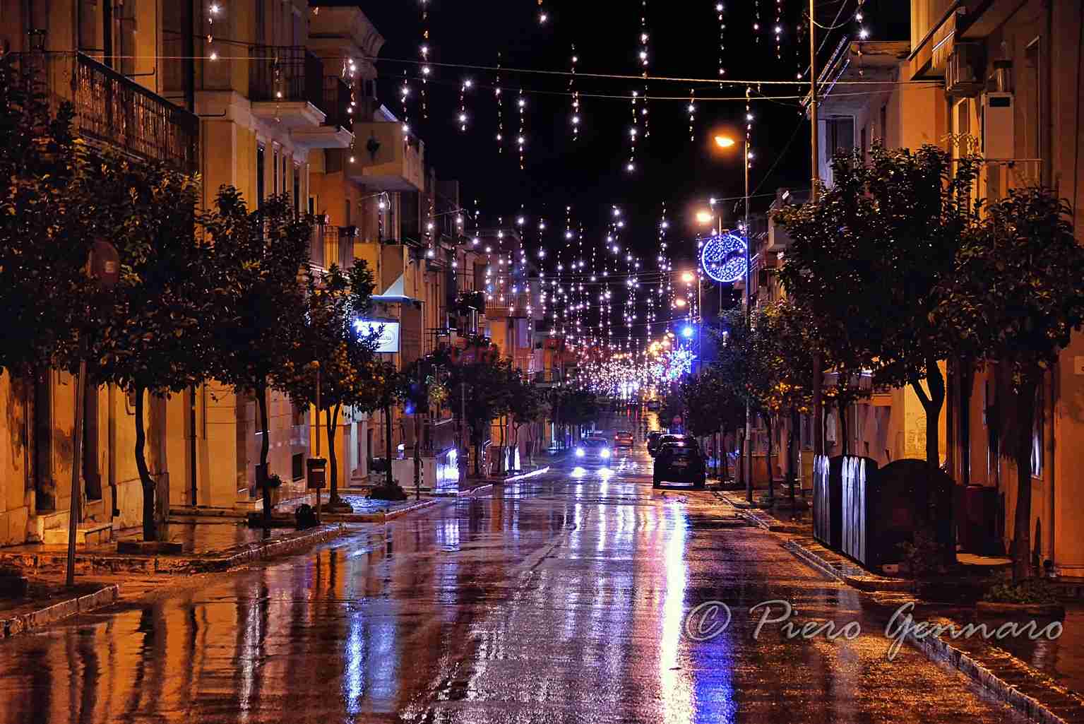 Ritorna la cascata di luci in via Rimembranza, i commercianti: “Un grazie a tutti i rosolinesi”