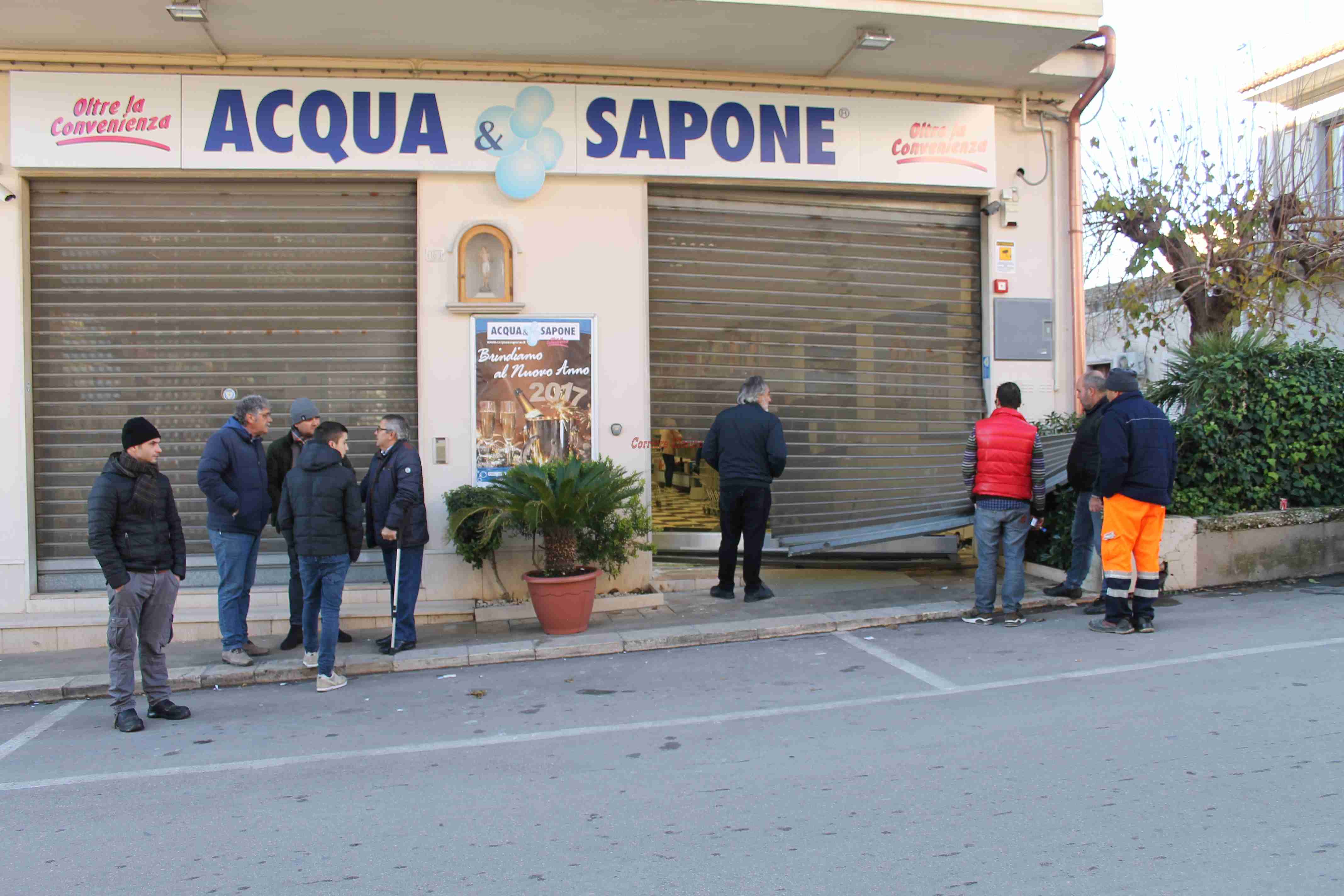 Strada bloccata e vetrina sfondata, furto nella notte ai danni di “Acqua&Sapone”