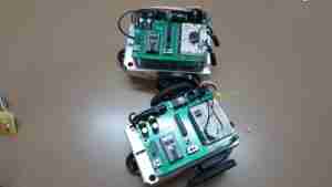 Robot-Car multifunzione con microprocessore: inseguono una sorgente luminosa; si muovono autonomamente evitando gli ostacoli; seguono percorsi definiti da determinati colori