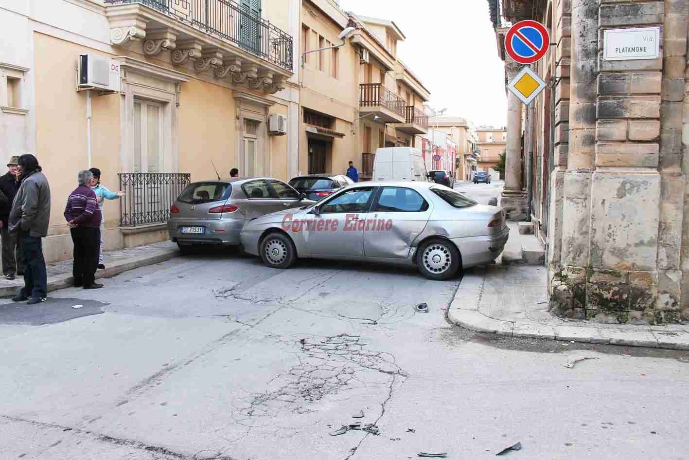 Non si ferma allo “Stop”, provoca incidente multiplo e scappa