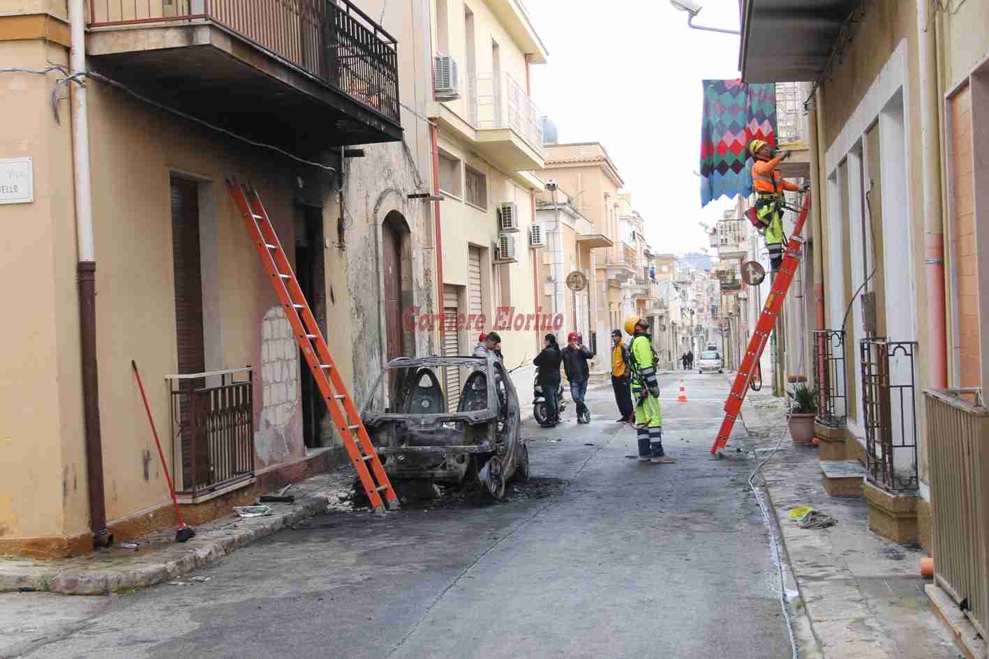 Ancora fiamme in città, distrutta una “Smart” in via Lo Bello