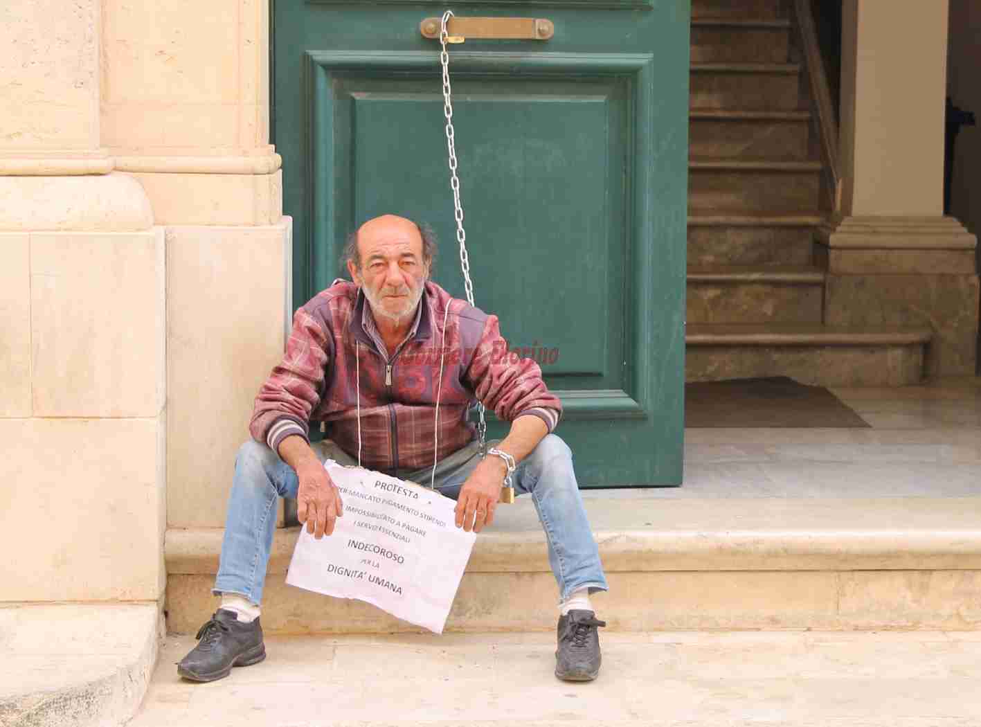 Il comune gli paga la bolletta Enel, termina la protesta del dipendente comunale