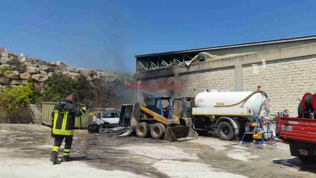 In fiamme a Rosolini un camion comunale e due mezzi della ditta raccolta rifiuti