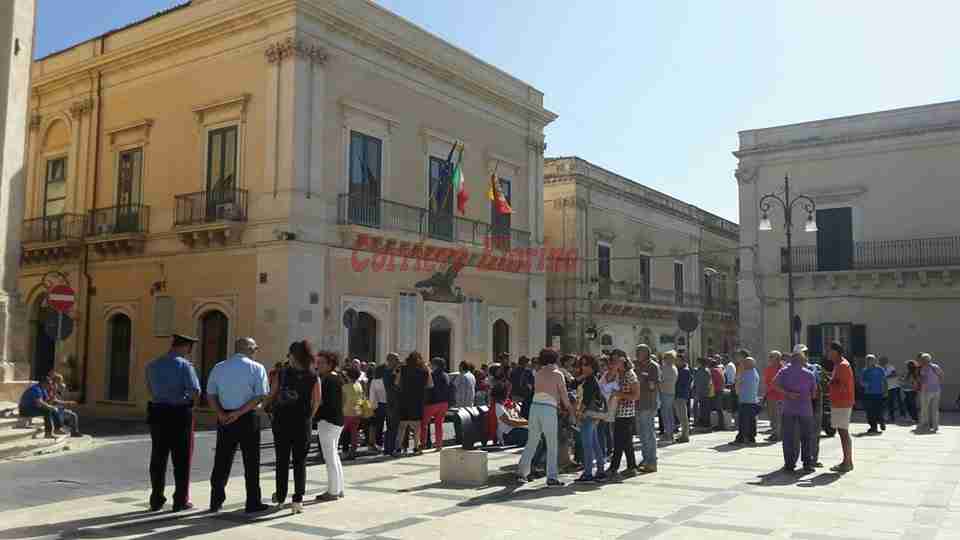 “E’ ormai dramma sociale”, i dipendenti comunali senza stipendio chiedono aiuto al Prefetto