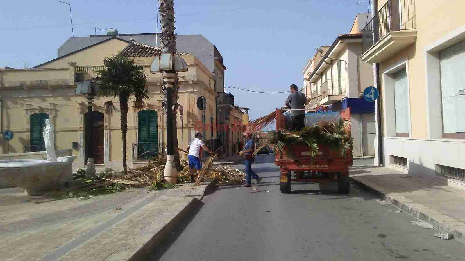 “Città Verde” ritorna all’opera, ripulite le aiuole di piazze Garibaldi e del Santissimo Crocifisso