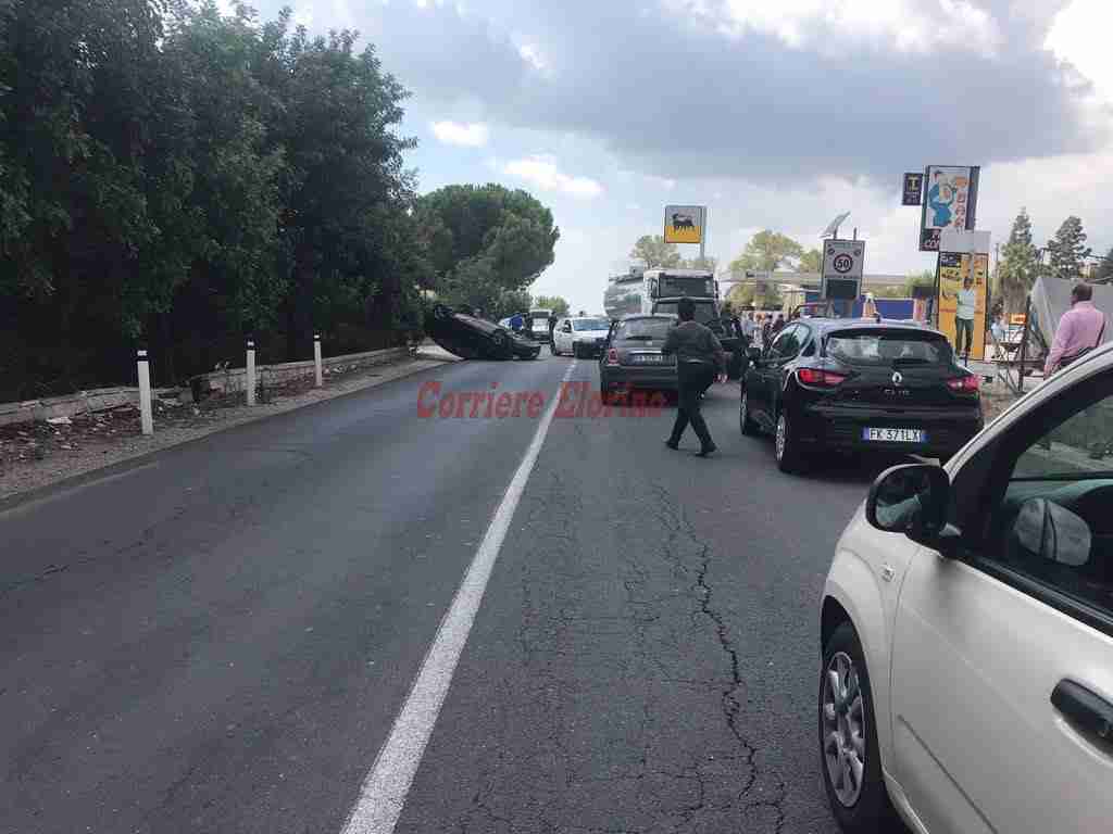 Paura per un incidente sulla Ispica-Rosolini, auto si ribalta