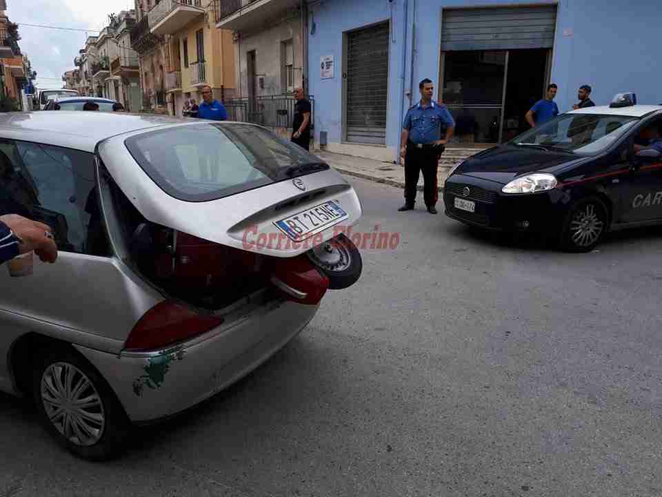 Scappano con la vespa rubata nel cofano dell’auto. Inseguiti dai carabinieri