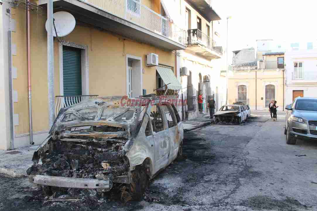 Scene da guerra in via Canova, tre auto in fiamme nella notte, altre tre danneggiate – Video Scene da guerra in via Canova, tre auto in fiamme nella notte, altre tre danneggiate – Video