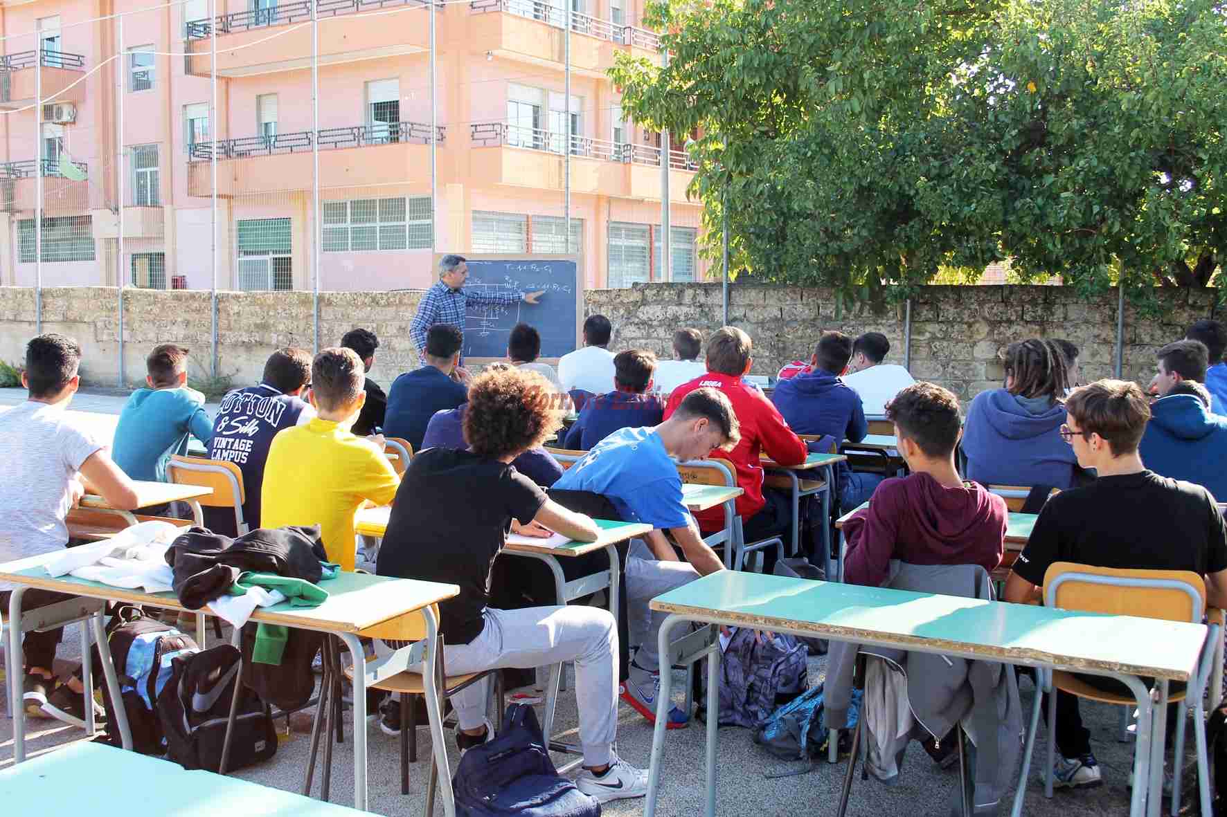 Aule troppo piccole, studenti dell’ITIS fanno lezione in cortile