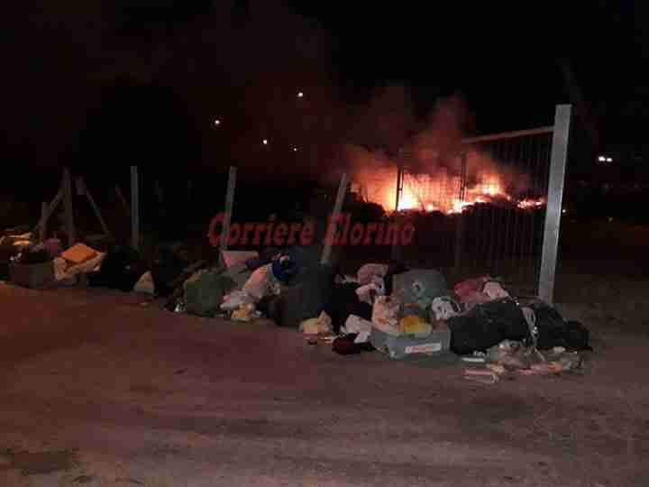 Notte di fuoco a Rosolini: ancora spazzatura in fiamme in Contrada Perpetua
