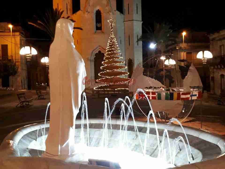 Il Presepe dei giovani dell’Oratorio del Ss Crocifisso incanta tutti, insieme all’Albero che lo scorso Natale impreziosì Piazza Garibaldi