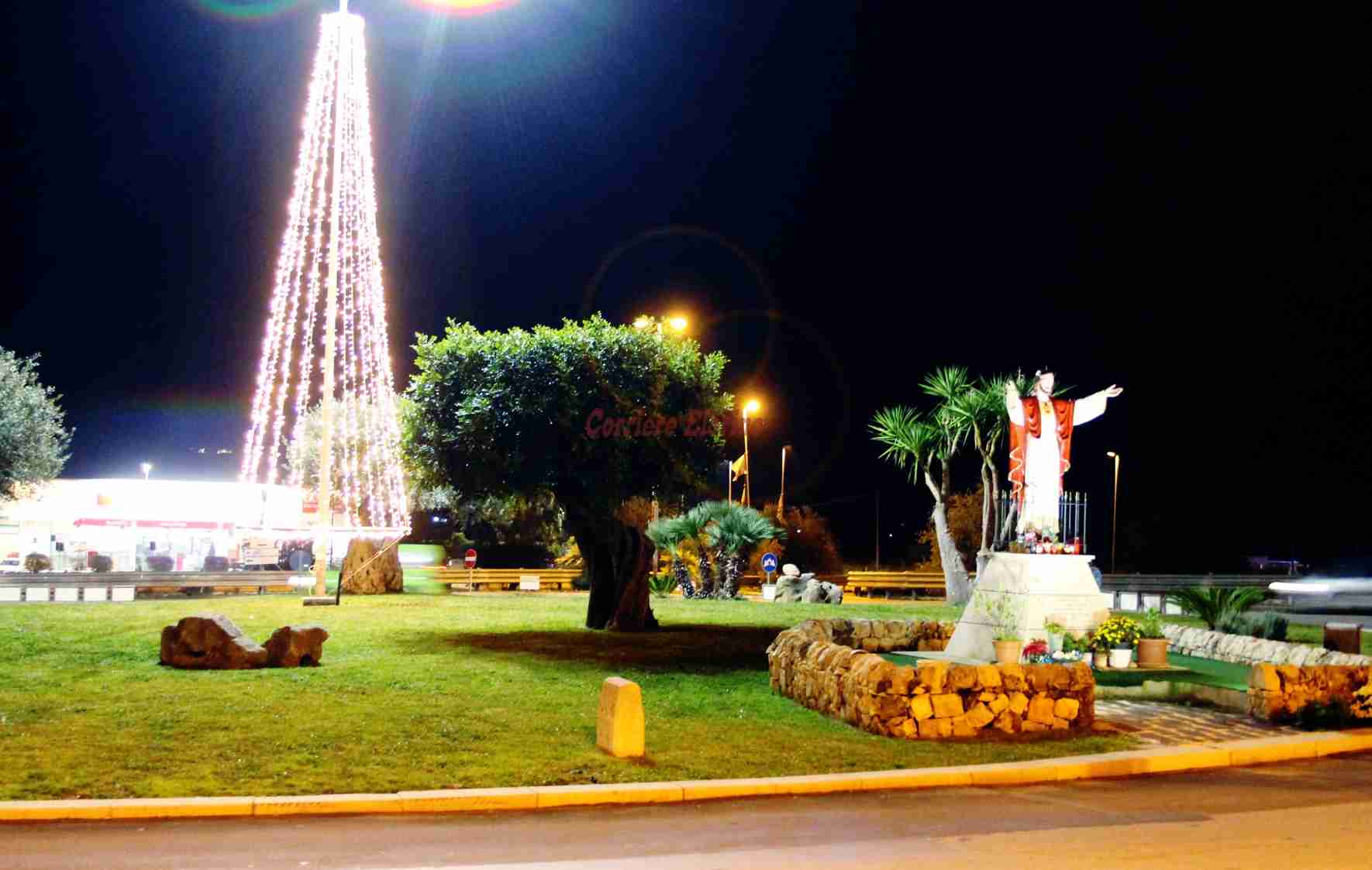 Spunta un albero di Natale nella rotatoria più bella e ben tenuta della città