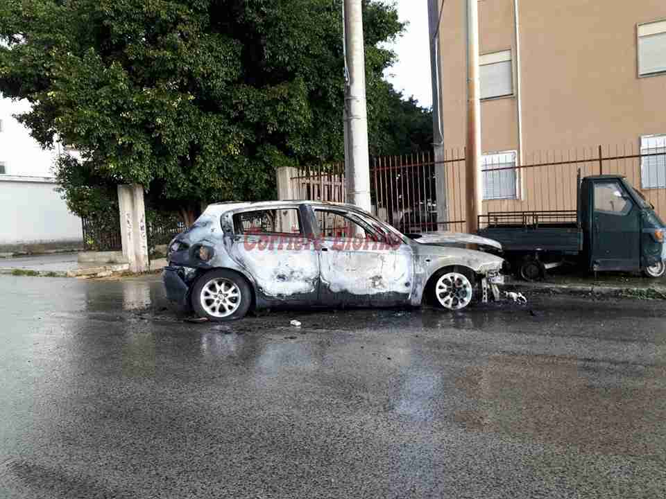 Notte di fuoco a Rosolini: un’altra auto in fiamme
