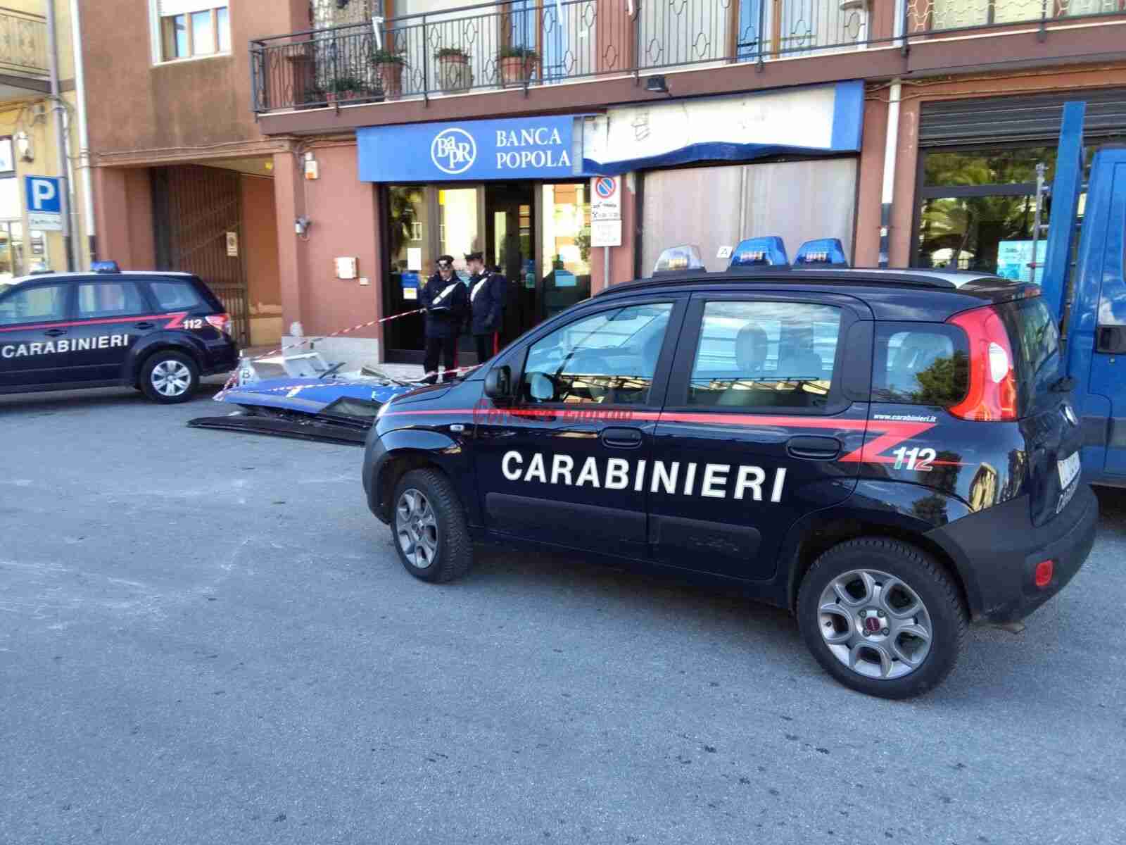 “Prelevano” il bancomat con un escavatore, furto riuscito a Palazzolo