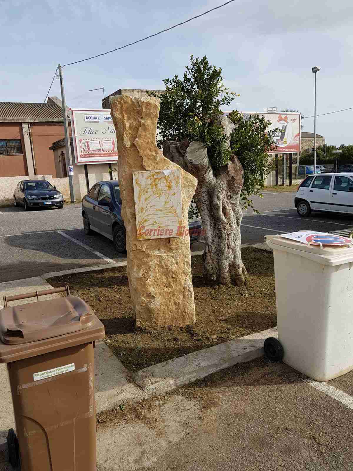 Trafugata la targa in memoria di Raciti, gli assessori rispondono con la “pulizia”