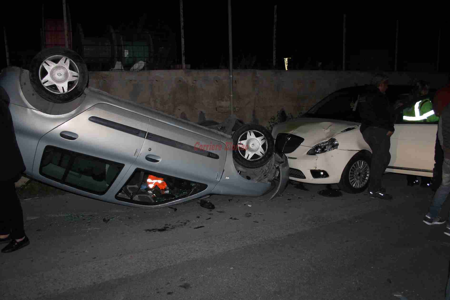 Brutto incidente con ribaltamento in via Santa Alessandra, coinvolte tre auto