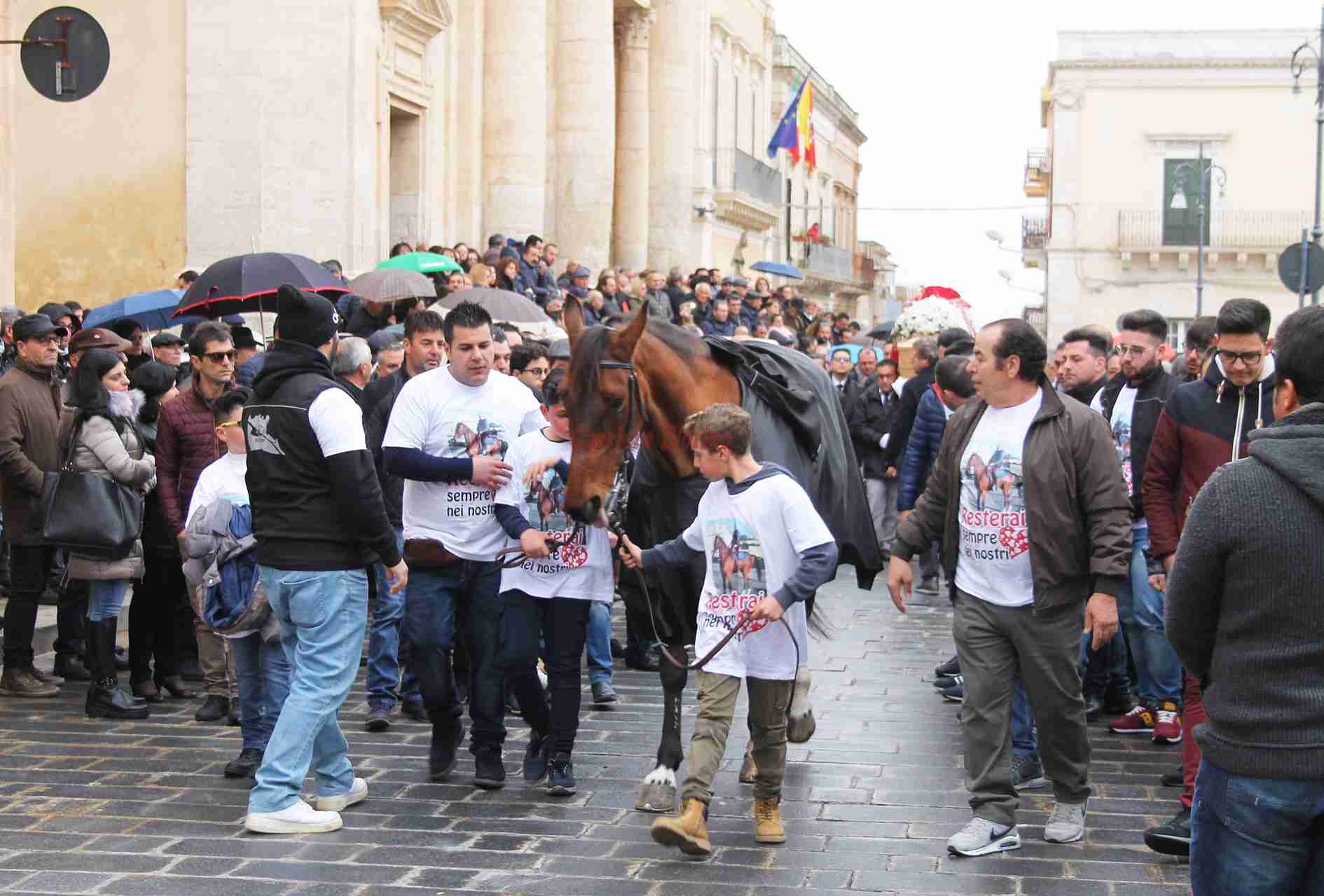 L’ultimo saluto a Pino Giallongo, la moglie: “Te ne sei andato guardandomi negli occhi”