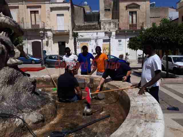 Grazie ai volontari ritorna a “vivere” la fontana del Tritone di piazza Masaniello
