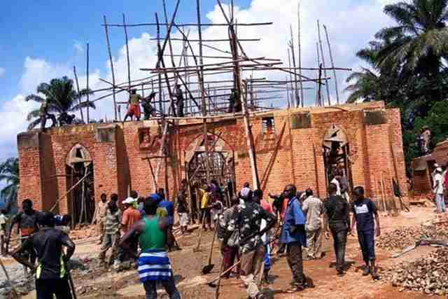 Viaggio in Congo per Piero Gennaro per aiutare nella ricostruzione della chiesa di Manguredjipa