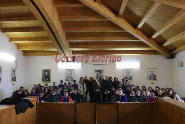 Alunni delle Quinte classi della De Cillis in visita al Comune Alunni delle Quinte classi della De Cillis in visita al Comune