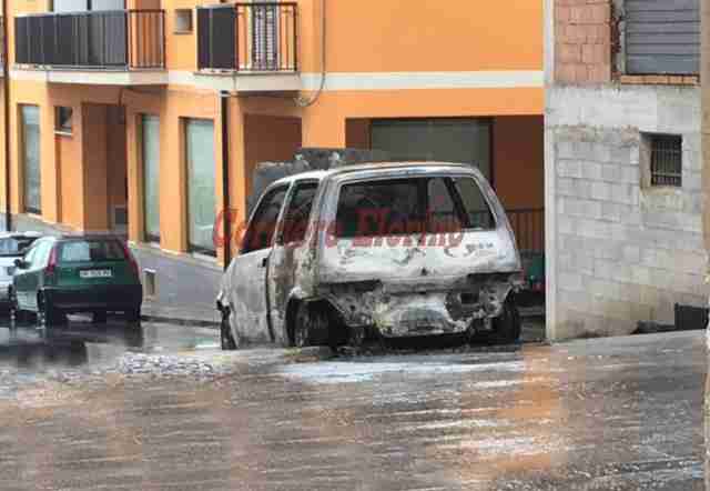 Gli bruciano l’auto, litiga con il vicino di casa. Intervengono i Carabinieri