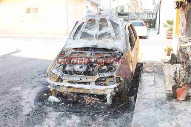 Auto distrutta dalle fiamme, intimidazione ad un Vigile urbano di Rosolini